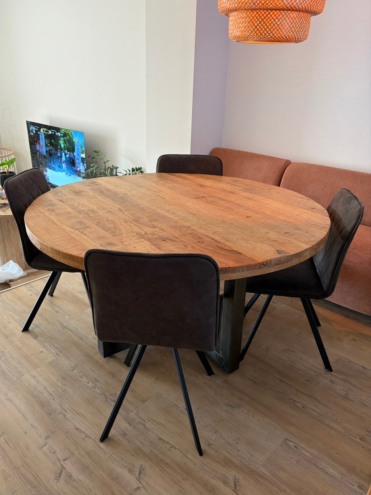 Ronde mangohouten eettafel Ø150 cm + 4 eetkamerstoelen, Ophalen, Gebruikt, 150 tot 200 cm, Rond