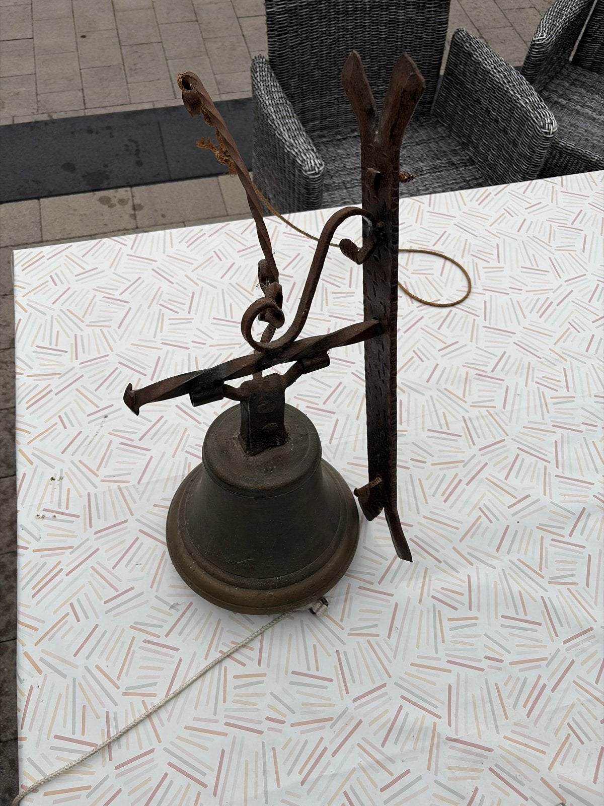 Antieke bronzen bel met smeedijzeren beugel, Ophalen of Verzenden