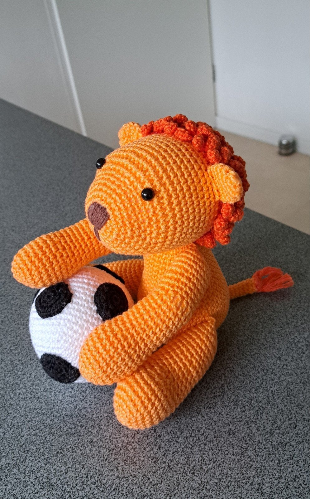 Gehaakte leeuw met voetbal - Oranje knuffel, Oranje, Handgemaakt, Ophalen of Verzenden, Zo goed als nieuw