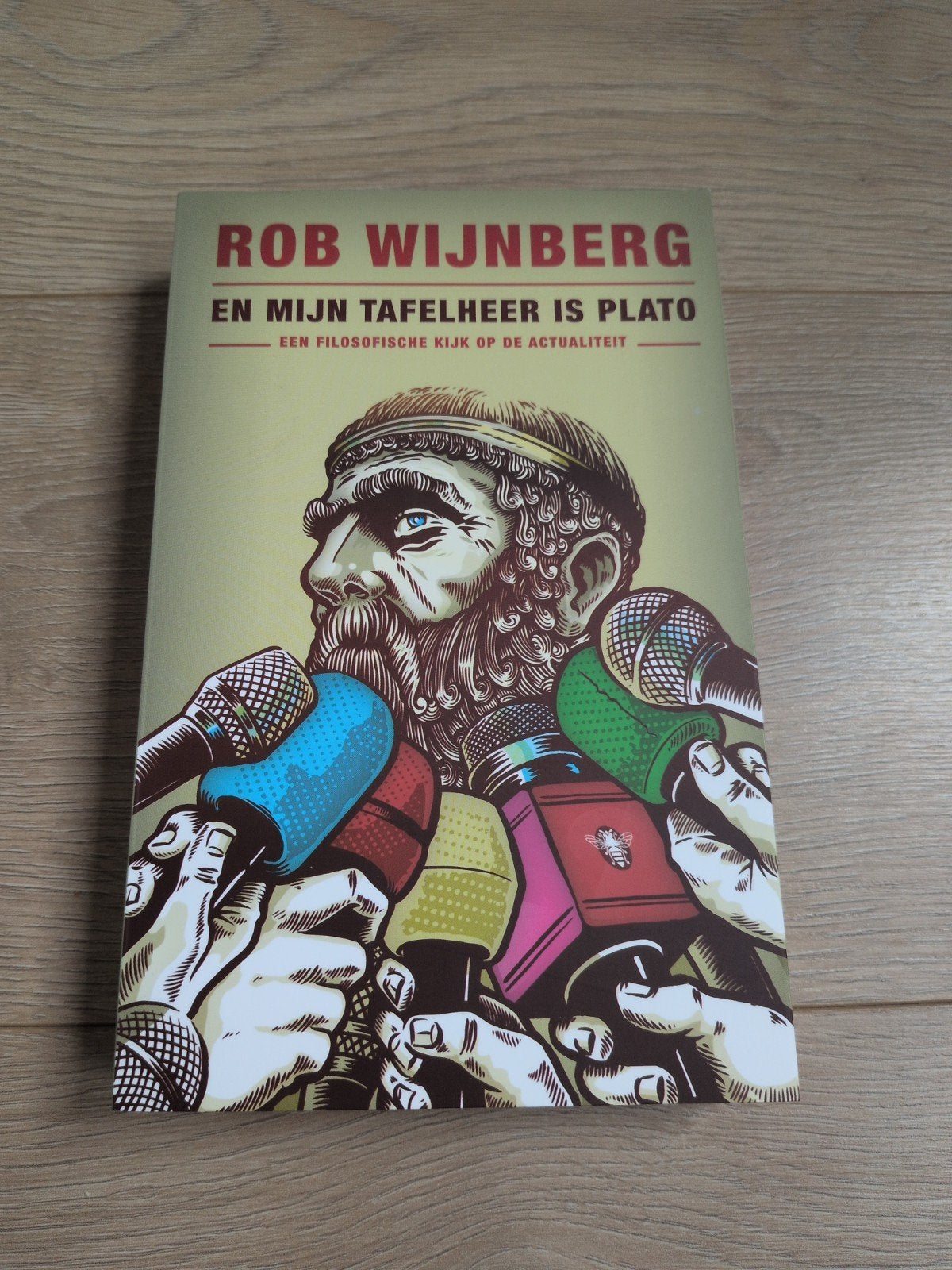 Rob Wijnberg - En mijn tafelheer is Plato, Boeken, Ophalen of Verzenden, Zo goed als nieuw, Rob Wijnberg, Nederland