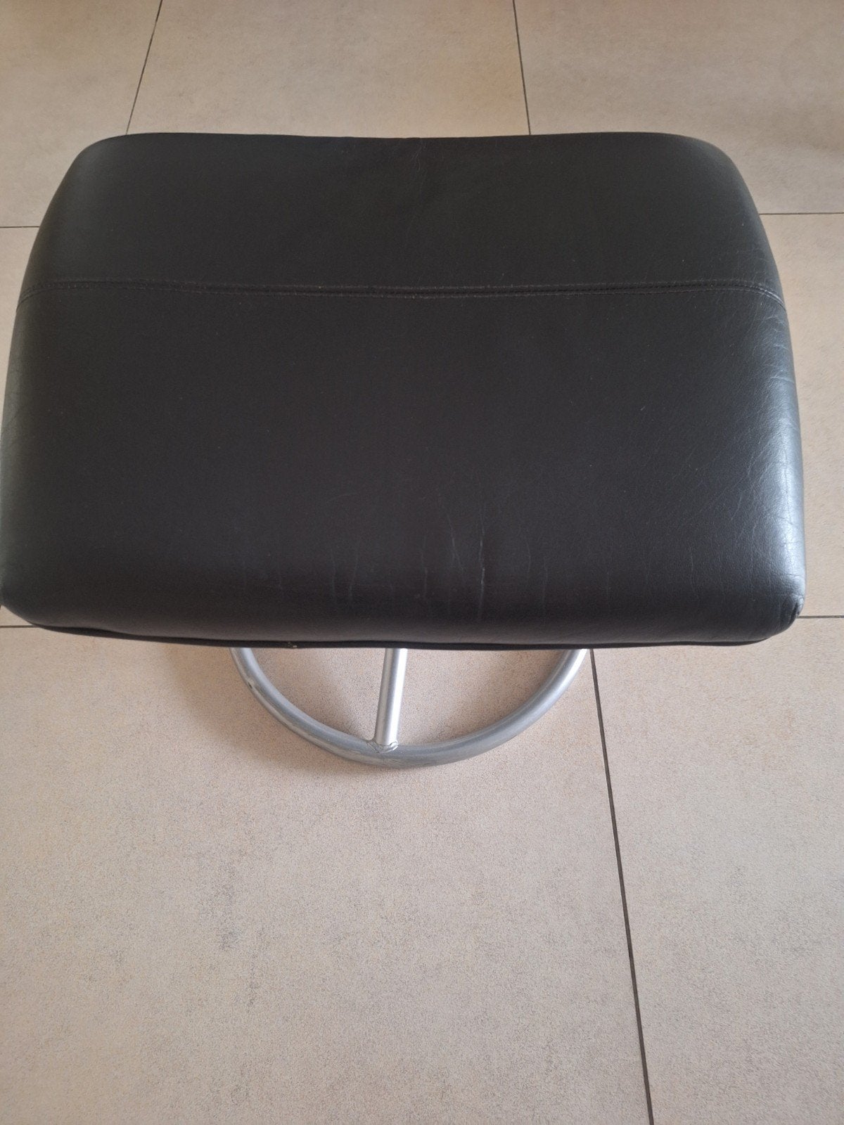 Gratis zwart leren voetenbankje/poef met metalen onderstel, Ophalen, Gebruikt, Minder dan 50 cm, Leer