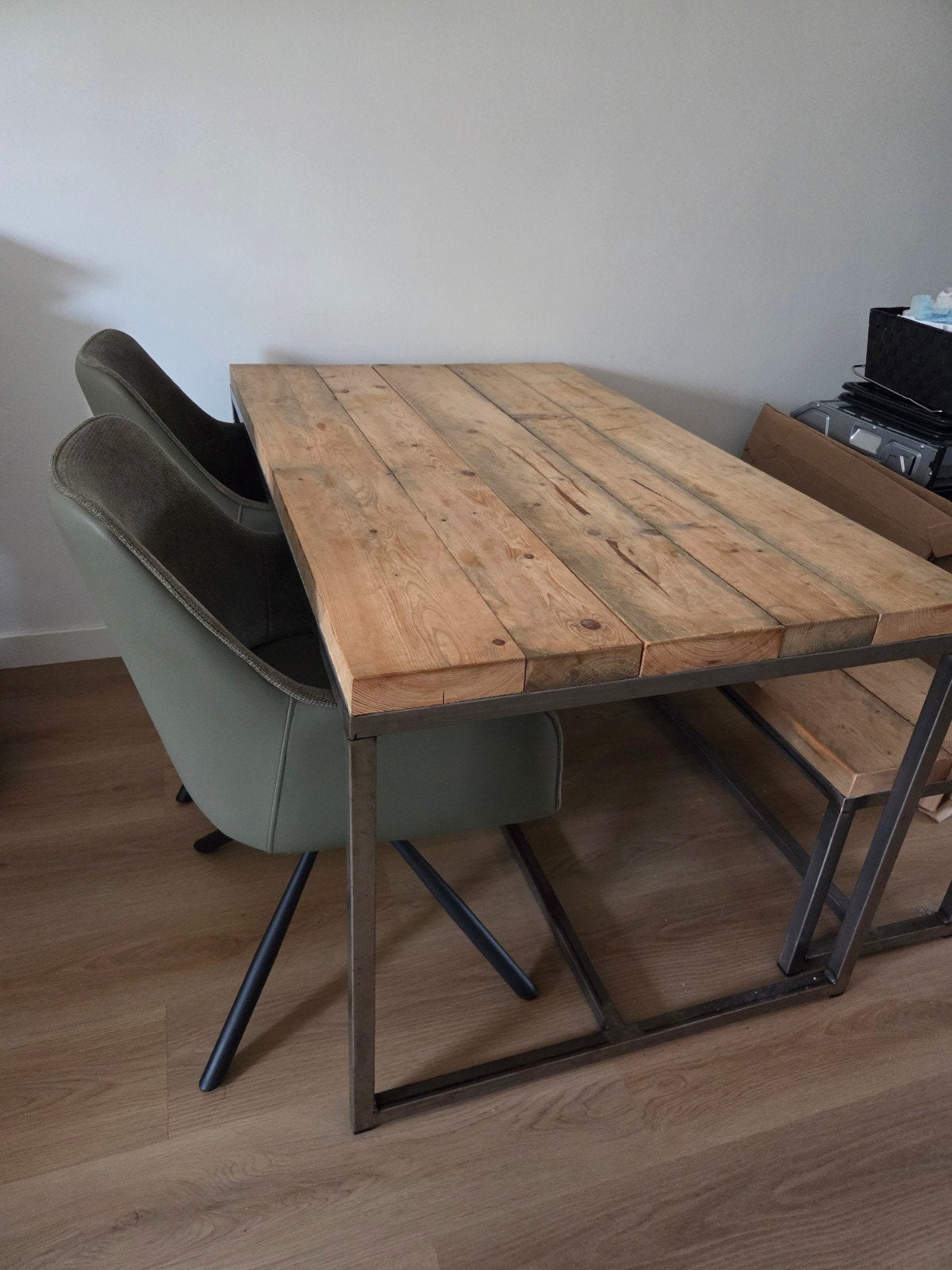Industriële eethoek Hal5: tafel, bankje, kasten & stoelen, Met plank(en), 100 tot 150 cm, Zo goed als nieuw, 25 tot 50 cm