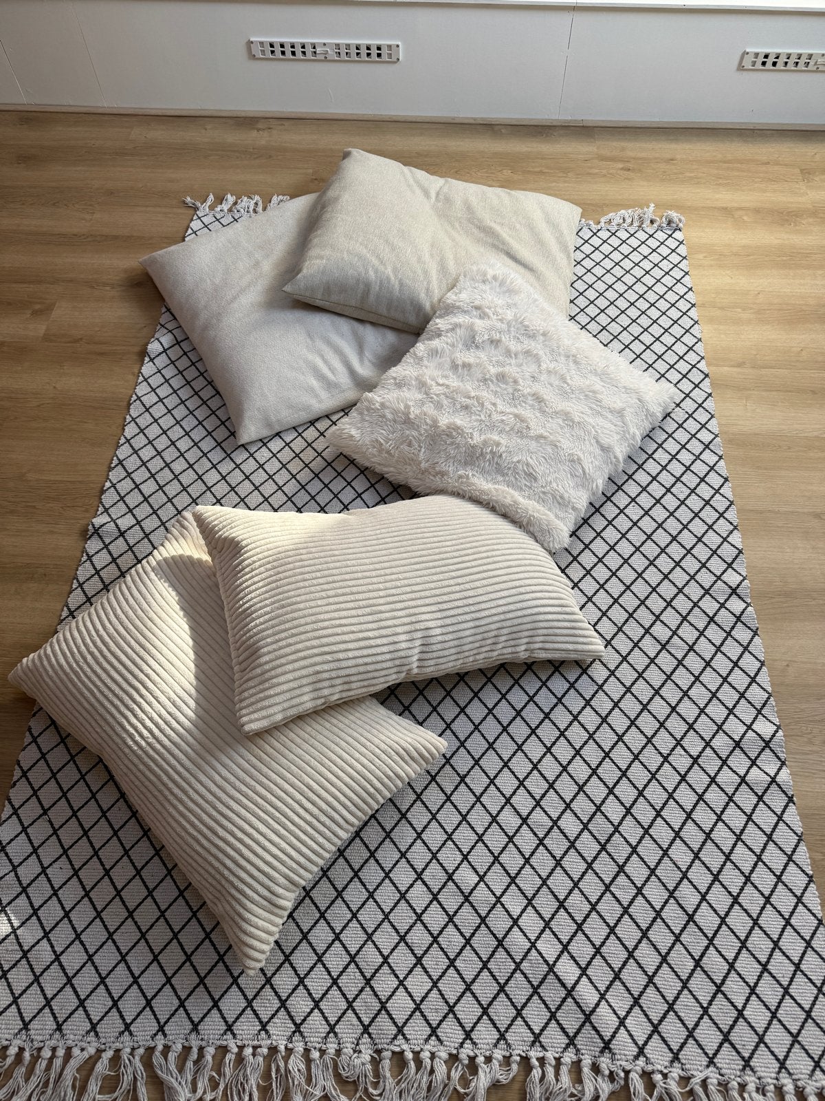Set van 5 Crème Sierkussens met Zwart-Wit Vloerkleed, Ophalen, Beige, Met print, Vierkant