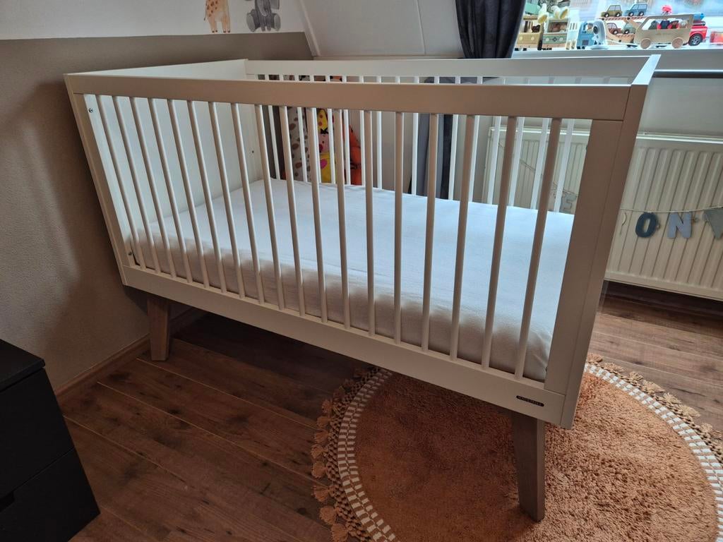Kidsmill Sixties Babykamer WitMat/Naturel Bed Commode Kast, Ophalen, 70 tot 85 cm, 140 tot 160 cm, Zo goed als nieuw