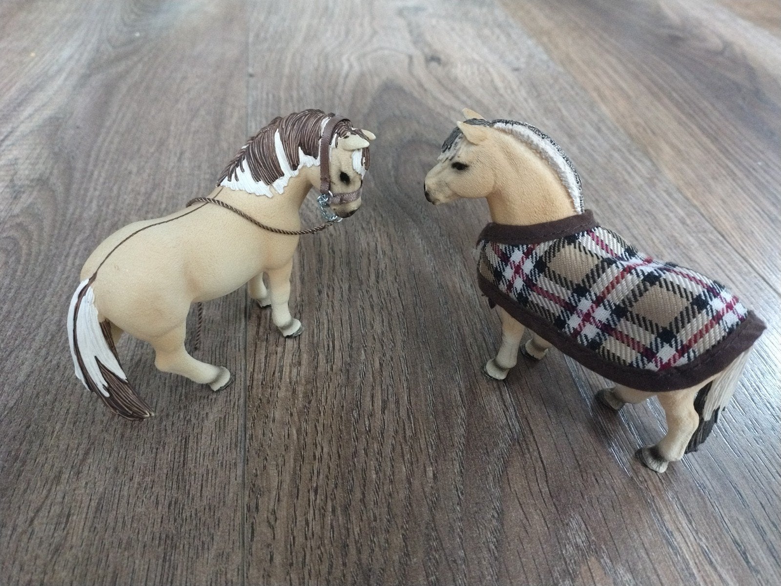 Twee Schleich paarden + dekje en halster, Ophalen of Verzenden