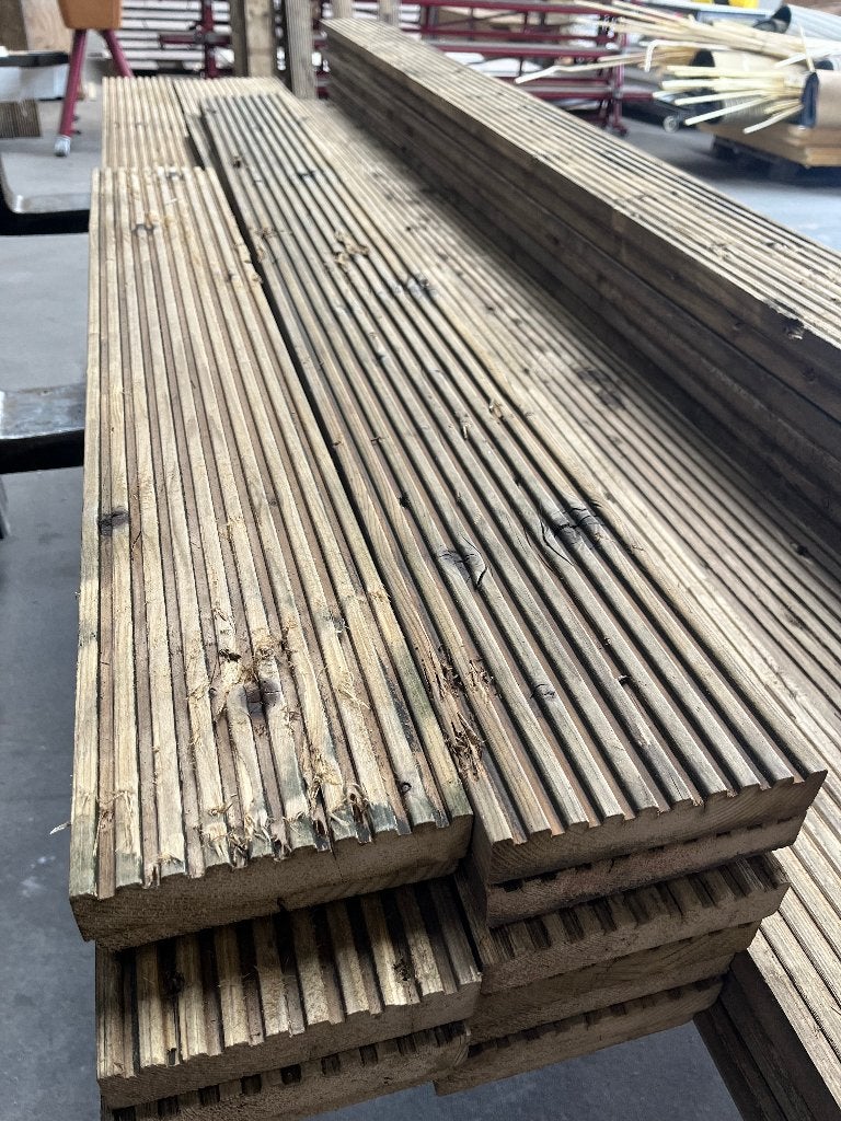 Circulaire Geïmpregneerde Grenen Vlonderplanken, Doe-het-zelf en Verbouw, Hout en Planken, Gebruikt, 25 tot 50 mm, Grenen, Plank