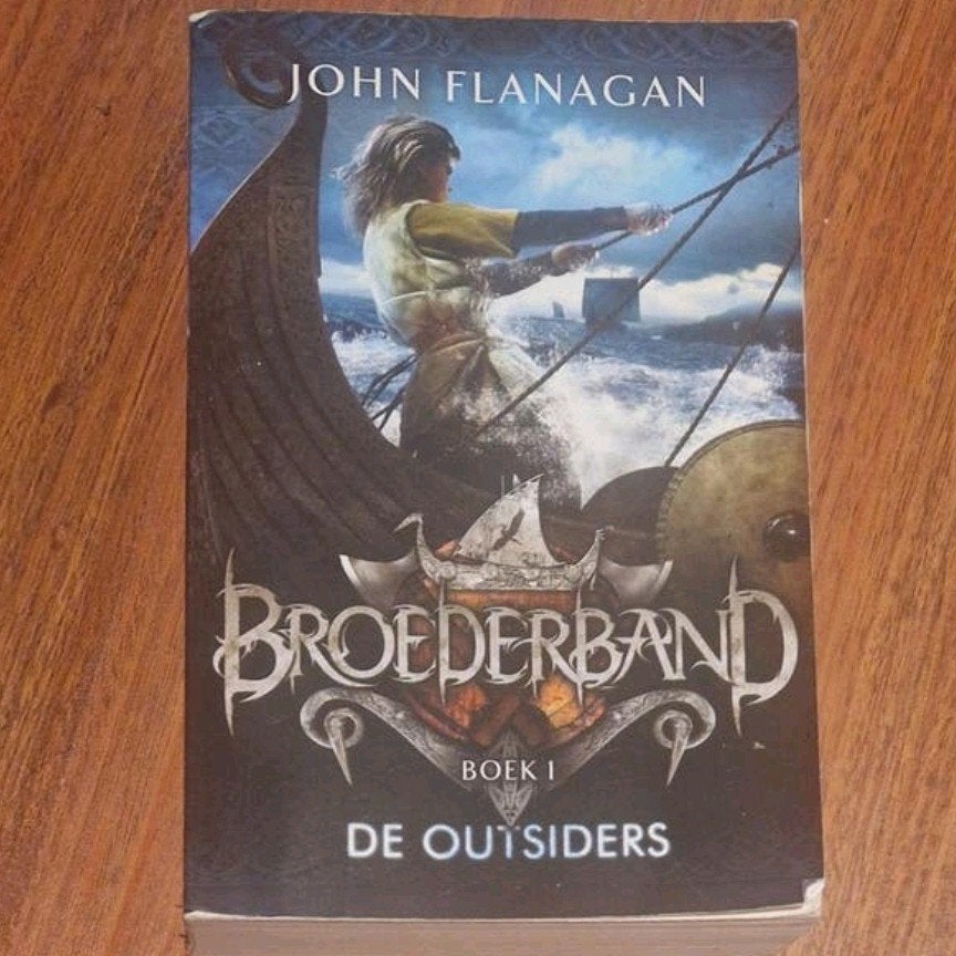 Broederband deel 1: De Outsiders - John Flanagan, Boeken, Ophalen of Verzenden, Zo goed als nieuw, John Flanagan