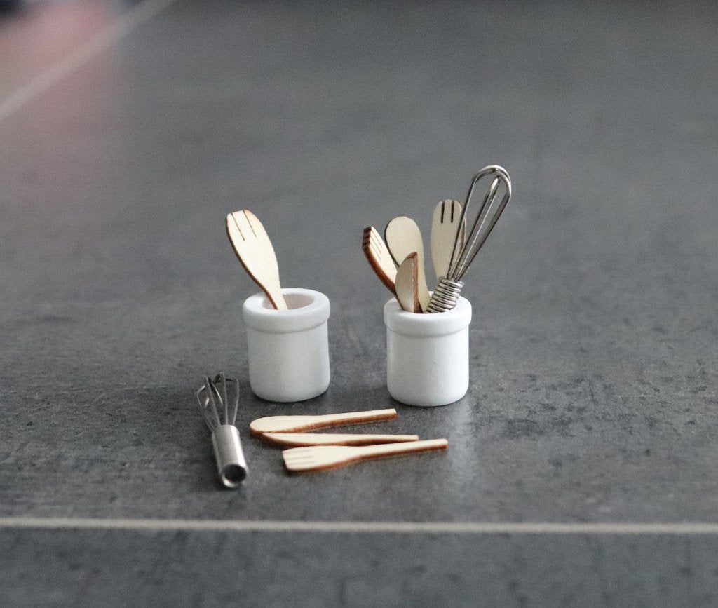 Potje met houten spatels en garde in miniatuur nieuw 1:12, Ophalen of Verzenden, Nieuw, Poppenhuis