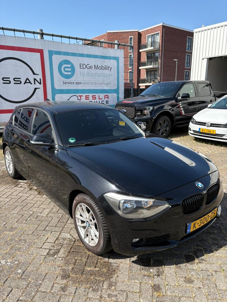 BMW 1-Serie 116I 100KW 5DR 2012 Zwart Nieuwe Apk, Auto's, BMW, 1-Serie, 4 cilinders, Zwart, 1200 kg