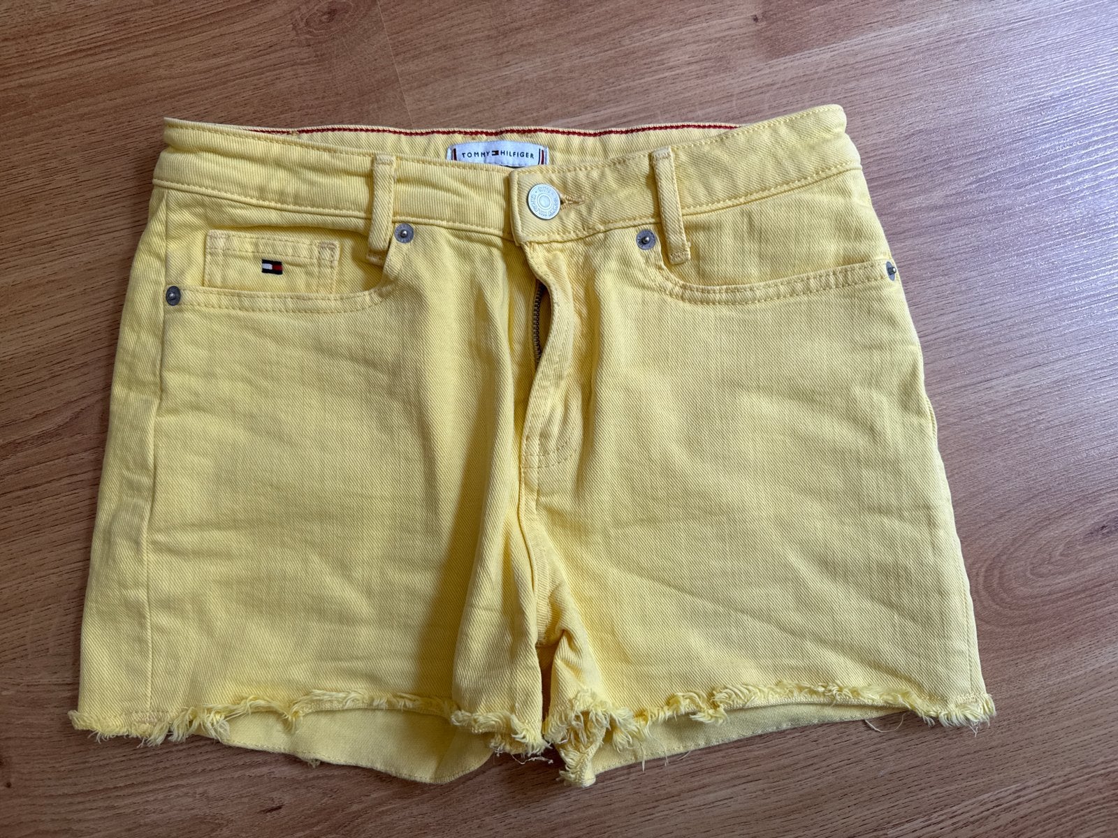 Tommy Hilfiger Gele Denim Shorts Maat 164, Ophalen of Verzenden, Zo goed als nieuw, Meisje, Broek