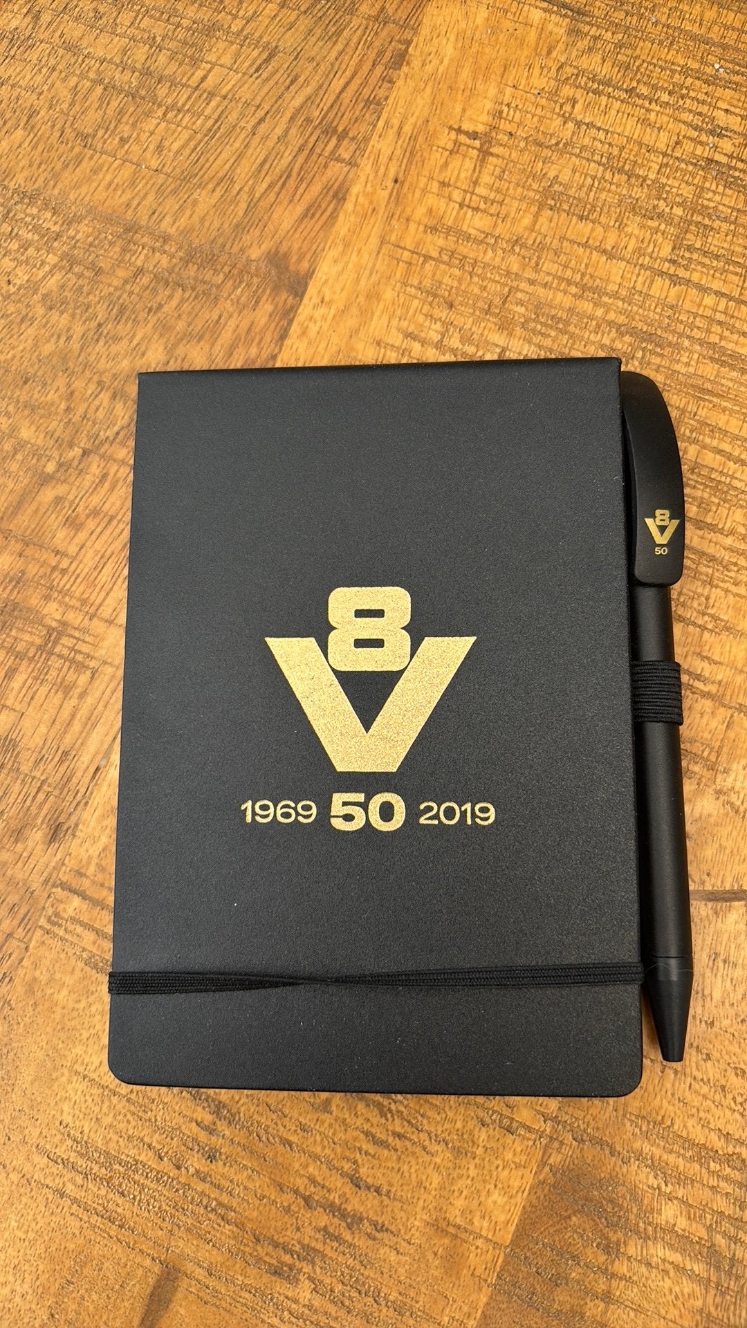 Scania V8 50 jaar edition schrijfblok + pen, Overige merken, Balpen, Nieuw, Ophalen of Verzenden