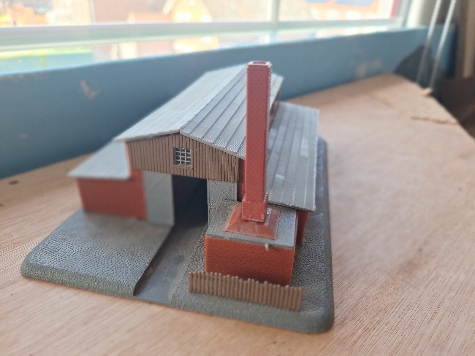 Grote loods met schoorsteen voor modelspoorbaan, Ophalen of Verzenden, Gebruikt, Brug, Tunnel of Gebouw