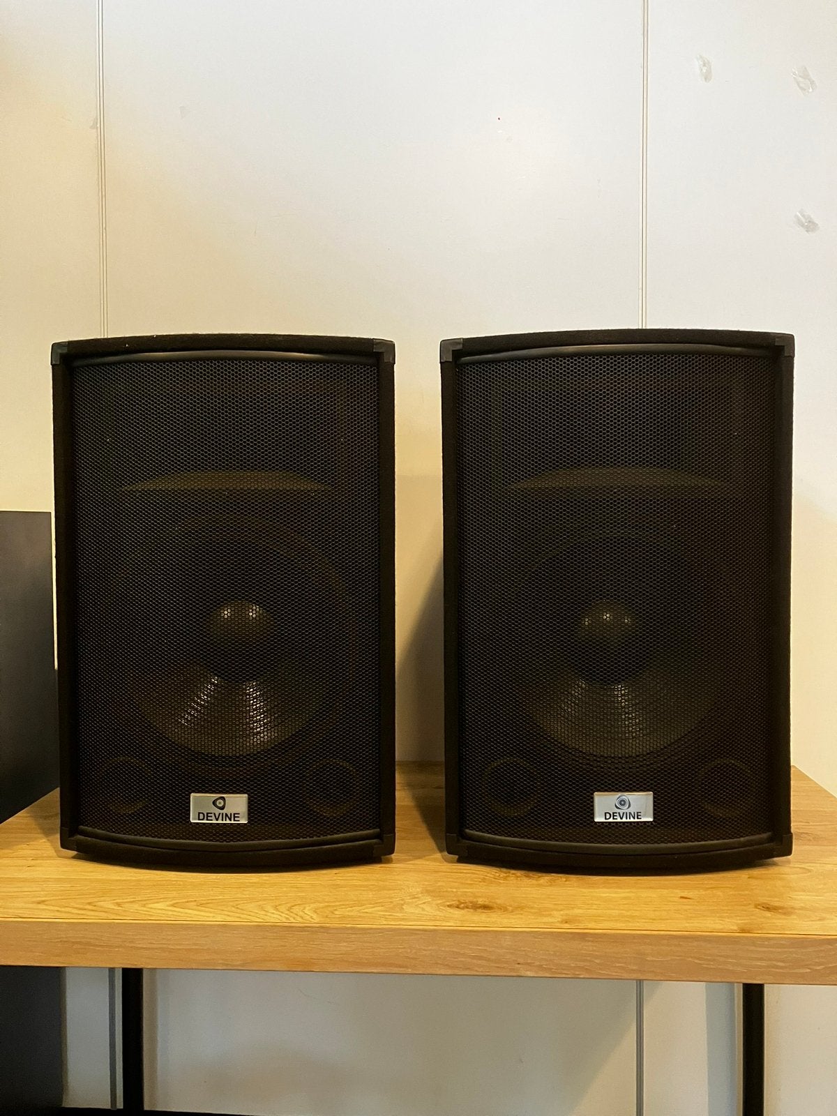 Speakerset Devine, 12 inch woofers, muurbeugels, Ophalen, Zo goed als nieuw, Overige typen, Overige merken