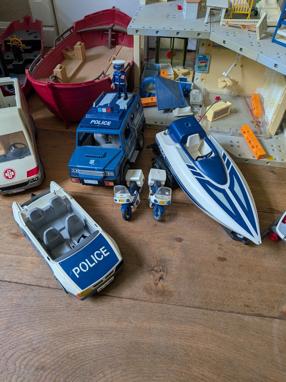 Grote partij playmobil

Grote partij Playmobil
Ziekenhuis 44, Ophalen, Los playmobil