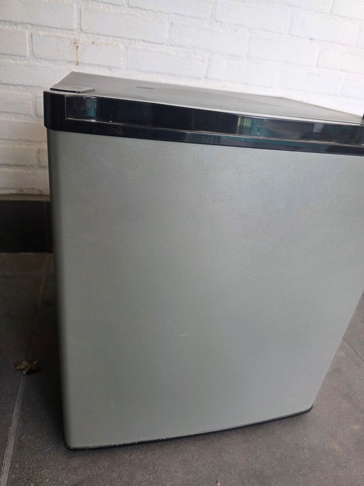 Compacte minibar koelkast - Ideaal voor kleine ruimtes, Witgoed en Apparatuur, Ophalen, Minder dan 75 liter, Zonder vriesvak, Gebruikt