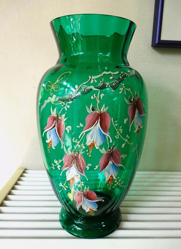 Antieke groen glazen vaas: polychroom emaille decor. Fuchsia, Ophalen of Verzenden