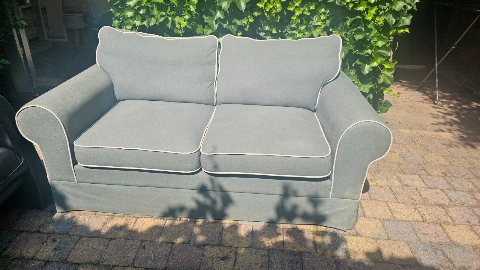 Gratis: comfortabele 2-zitsbanken: grijs en zwart leer, Huis en Inrichting, Banken | Bankstellen, Ophalen, Gebruikt, 150 tot 200 cm