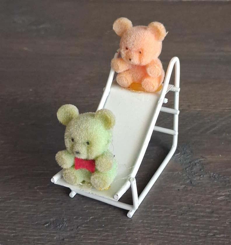 2 bevlokte beertjes roze en blauw op de glijbaan. Jaren 80, Ophalen of Verzenden, Overige typen