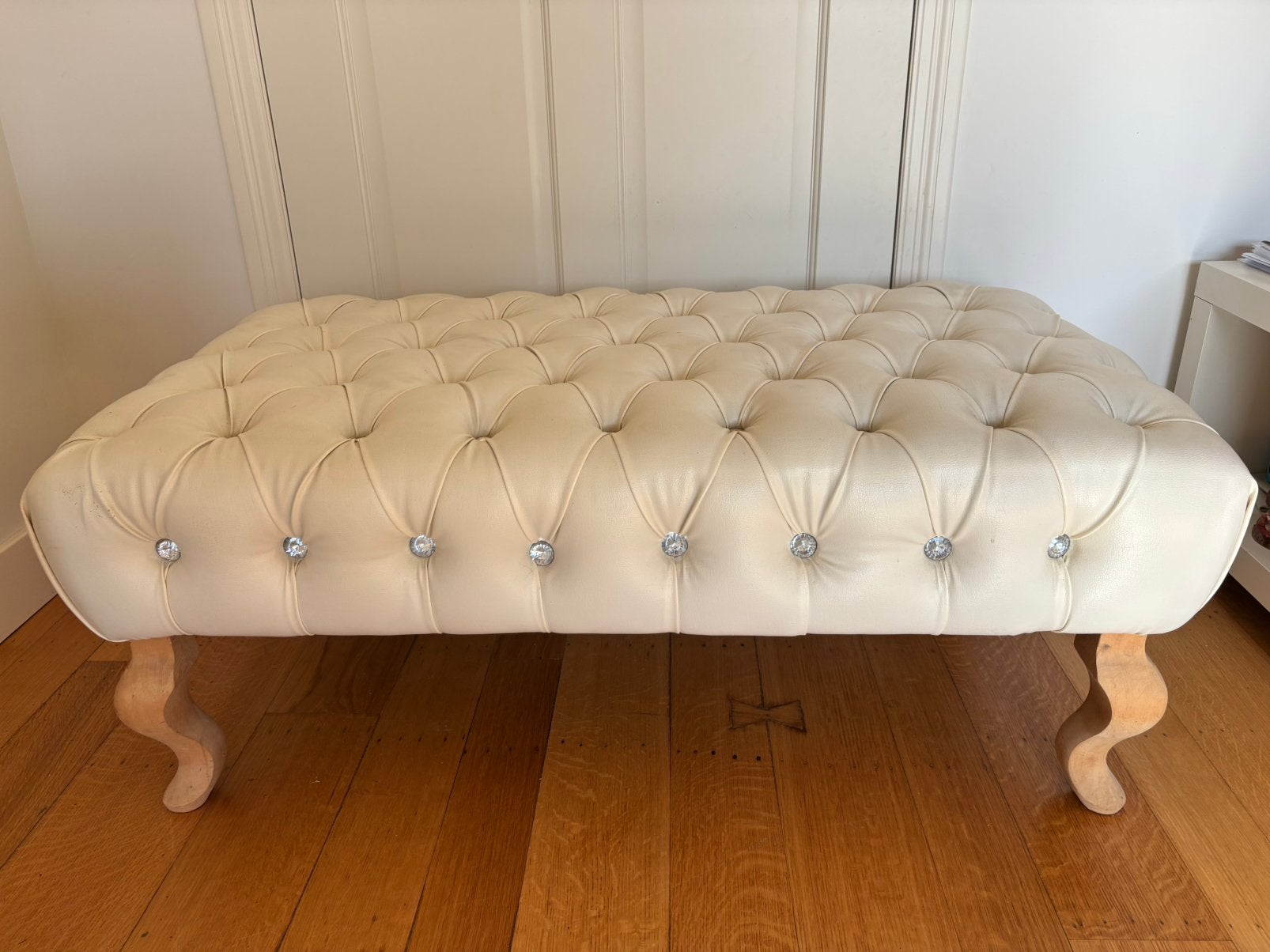 Crèmekleurige Hocker/Voetenbank met Chesterfield Stijl, Huis en Inrichting, Banken | Voetenbanken en Poefen, Ophalen, Gebruikt