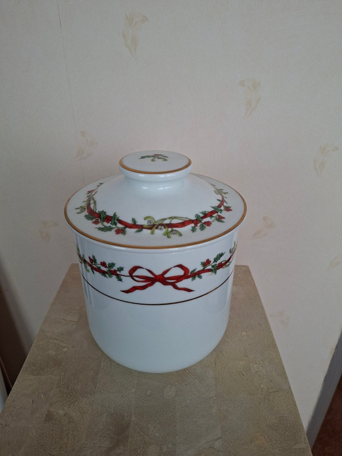 Royal Worcester Holly Ribbons Voorraadbus Porselein Kerst, Ophalen of Verzenden, Zo goed als nieuw, Porselein