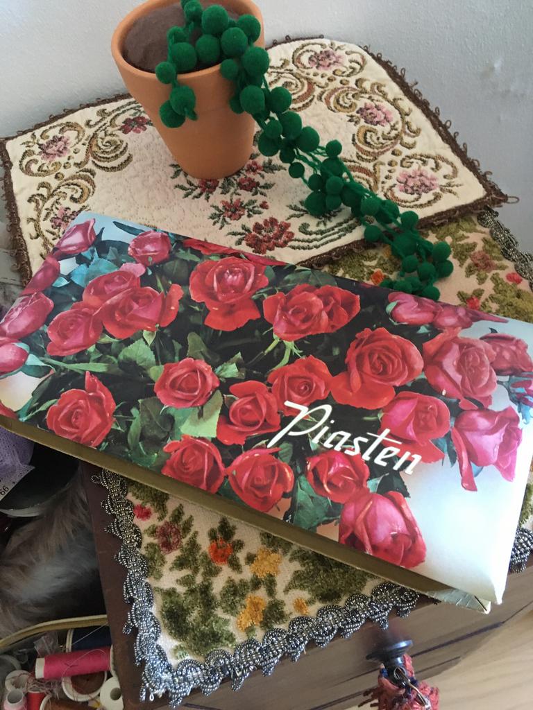 Oude chocola doos bezaaid met rozen., Ophalen of Verzenden