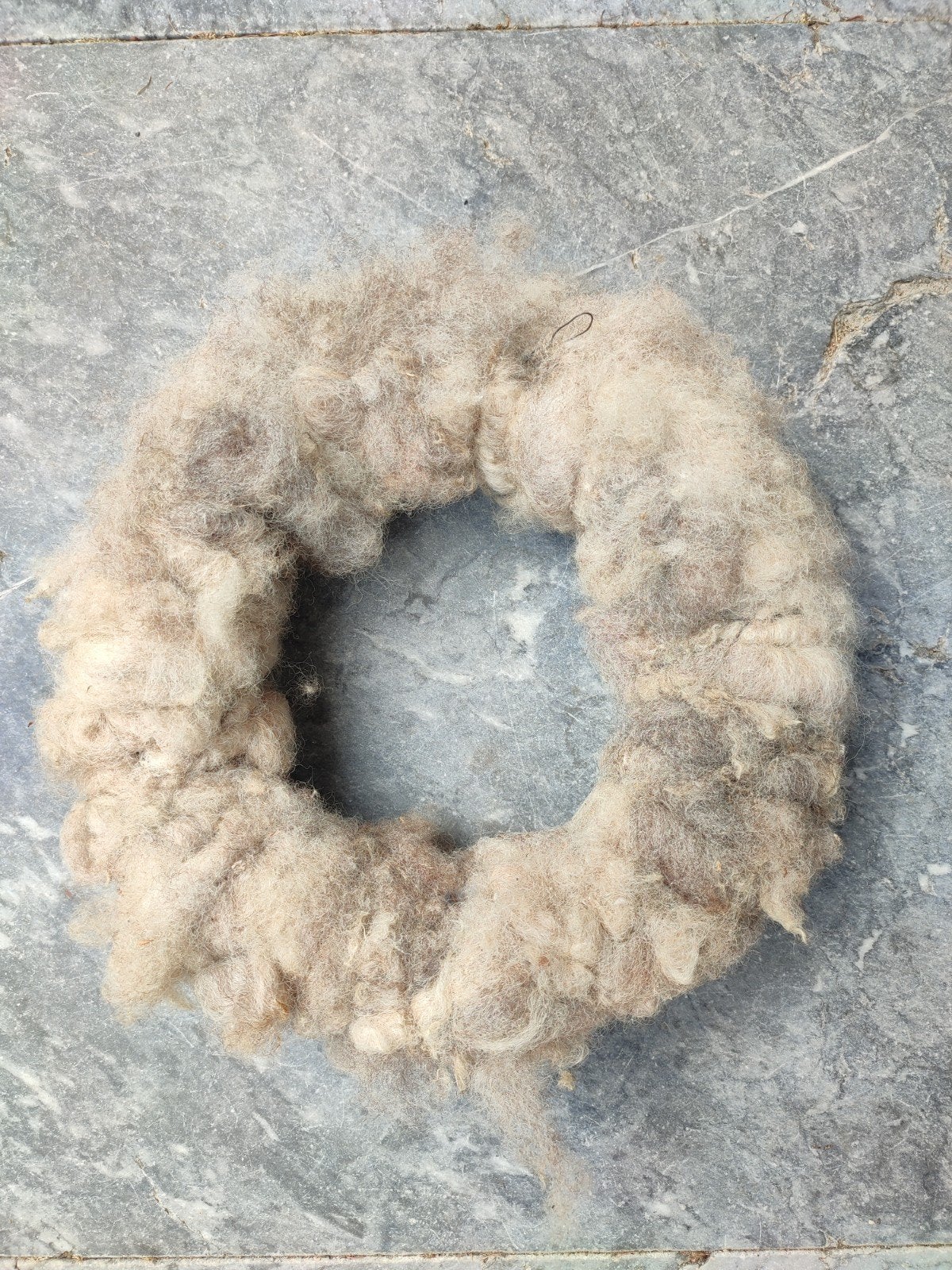 Natuurlijke schapenwol krans - Decoratie, Ophalen of Verzenden, Zo goed als nieuw
