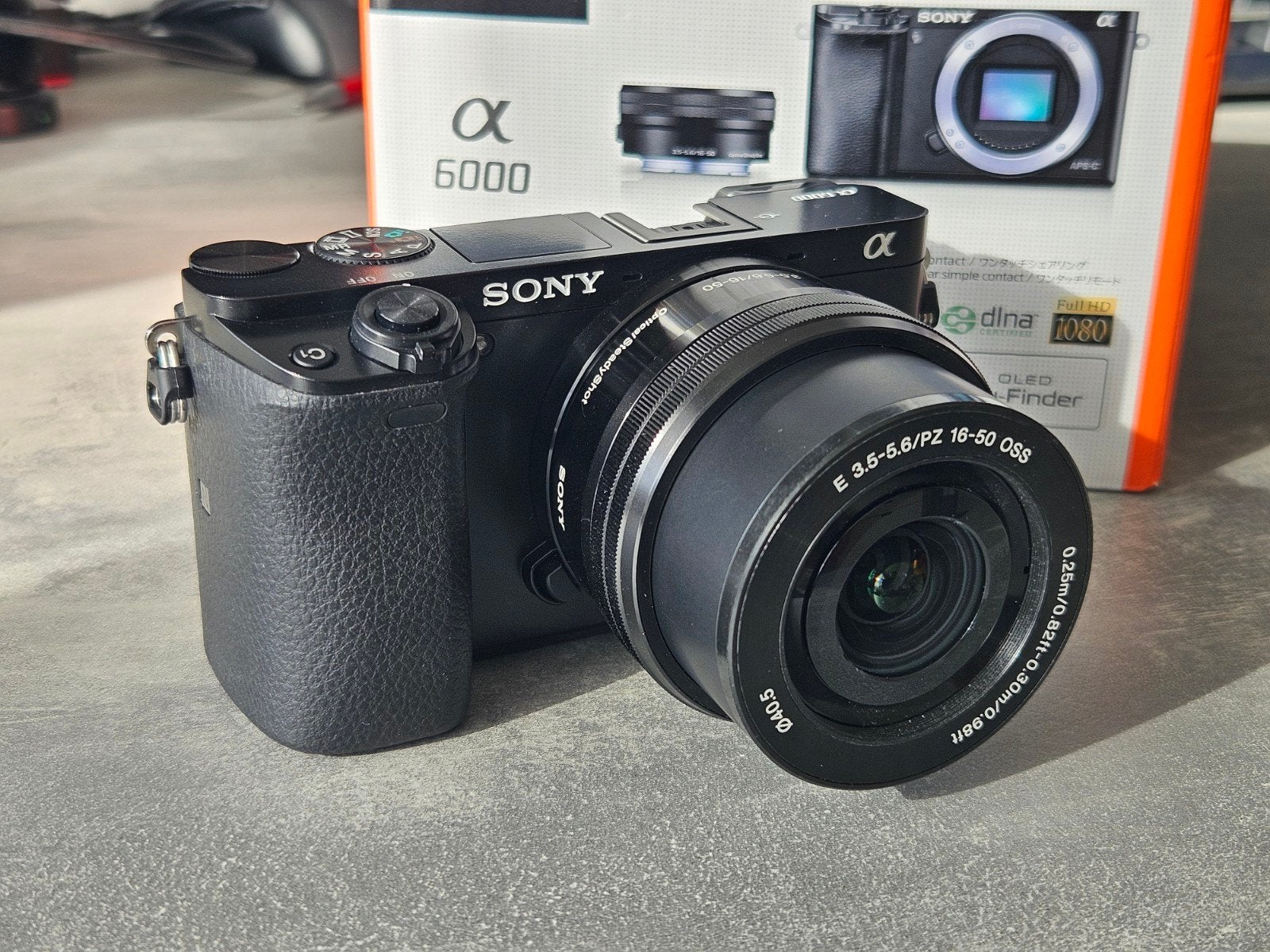 Sony Alpha a6000 Systeemcamera met lens - maar 1100 clicks!, Ophalen of Verzenden, Zo goed als nieuw, 24 megapixels, Accu