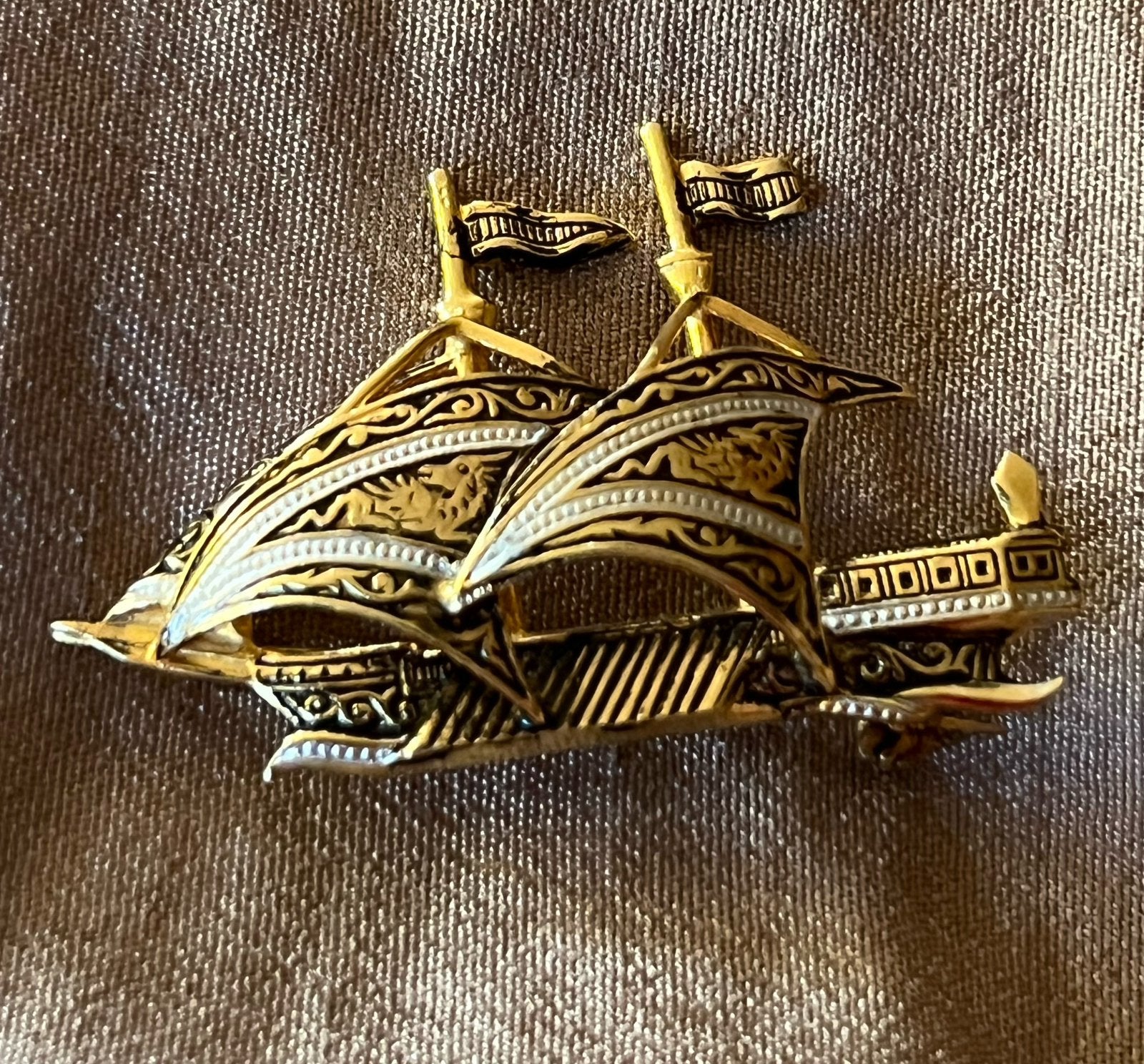 Oude broche. Spaans galjoen., Verzenden, Overige materialen, Broche, Verguld