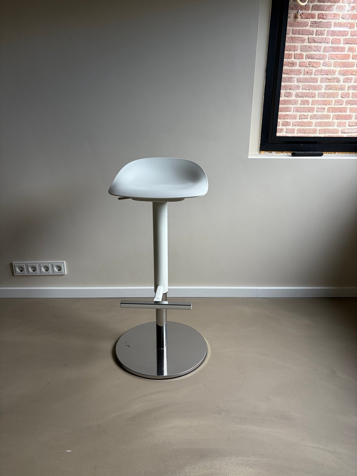 Moderne witte barkruk, in hoogte verstelbaar, Huis en Inrichting, Ophalen, Kunststof, In hoogte verstelbaar, Zo goed als nieuw