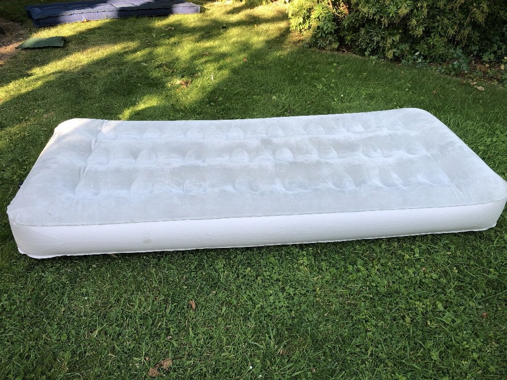 twee luchtbedden 1 grijs,1 x blauw/ wit, Ophalen, Gebruikt, 1-persoons