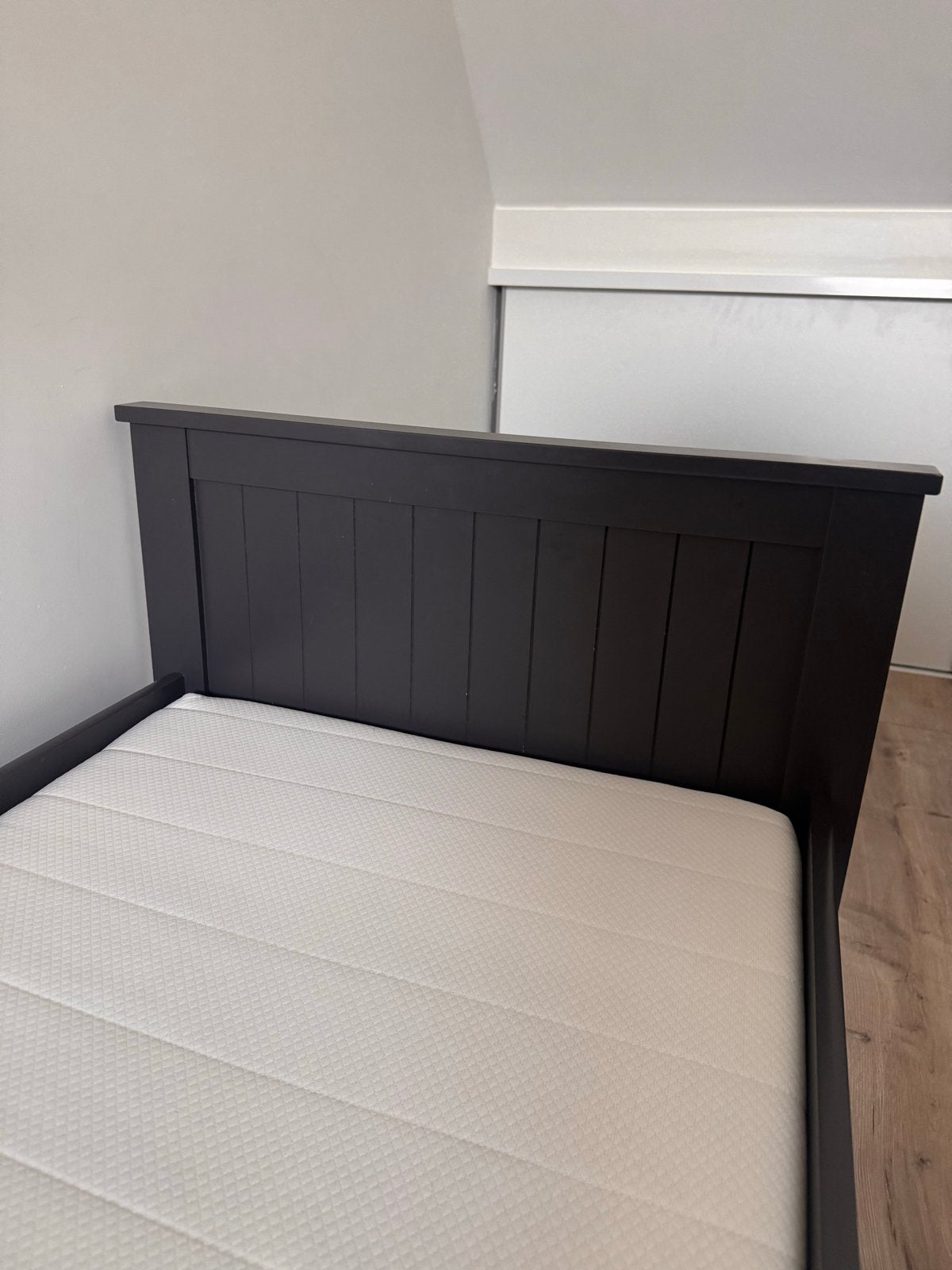 Peuterbed mat zwart met matras, Ophalen, Gebruikt, 70 tot 85 cm, 140 tot 160 cm