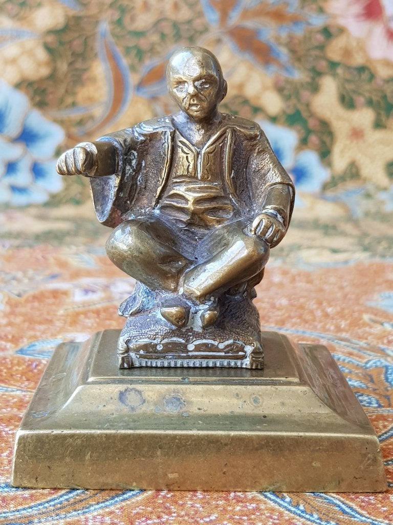 Origineel antiek Oosters beeldje van man op een kussen., Antiek en Kunst, Ophalen of Verzenden, Beeld, Handgemaakt, Brons