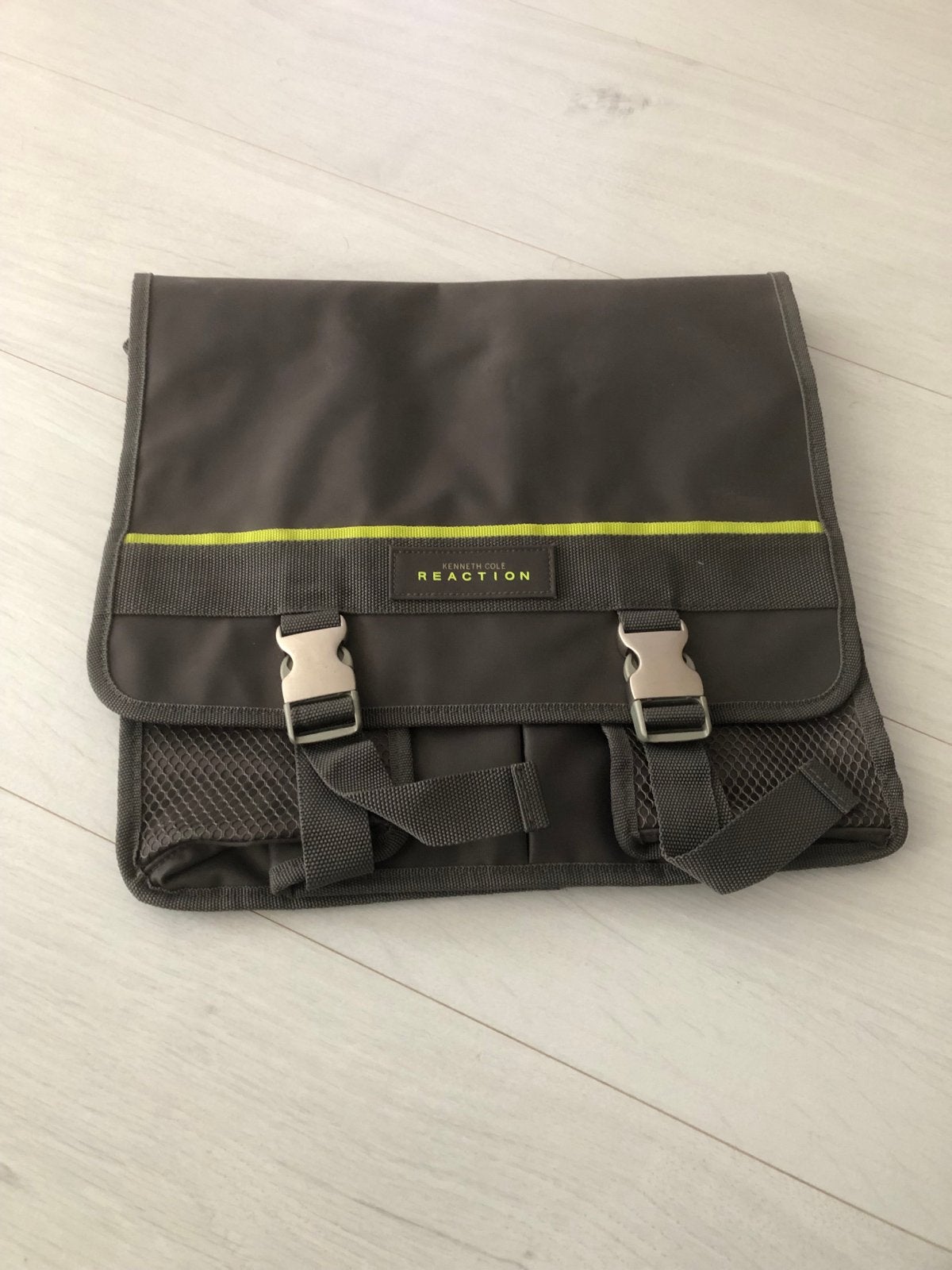 Kenneth Cole Reaction schoudertas, grijs met geel, Ophalen of Verzenden, Nieuw, Grijs, Overige merken