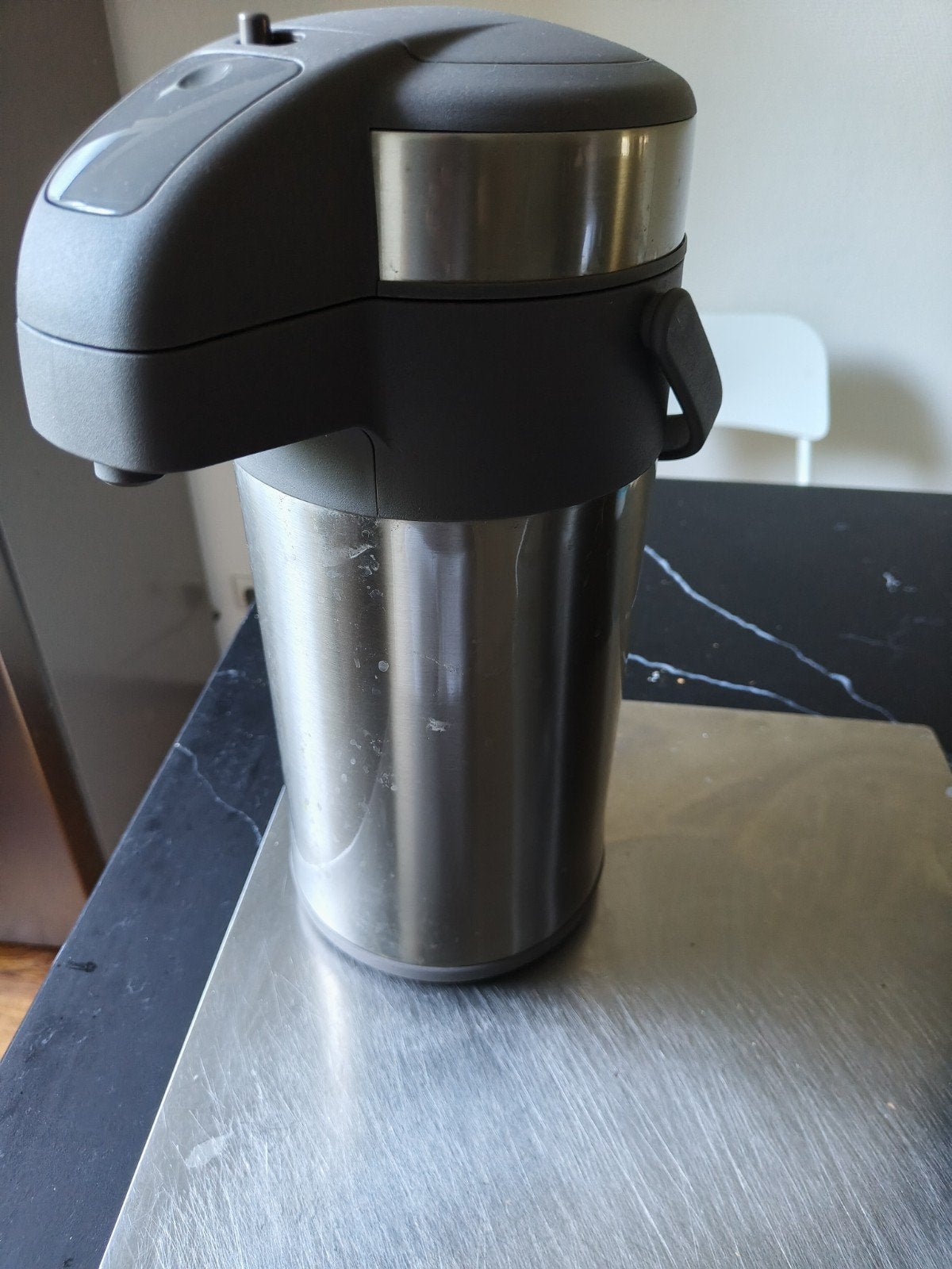RVS Waterkoker met pompfunctie - 2 liter, Ophalen of Verzenden