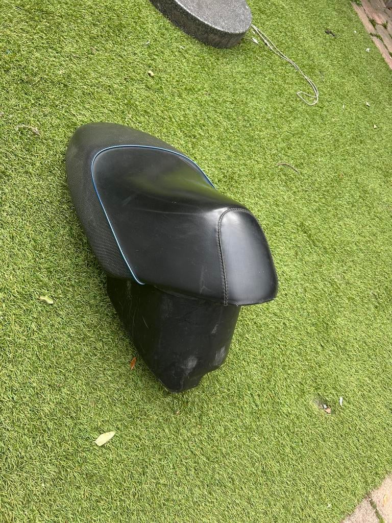 Vivacity zadel + buddy custom, Fietsen en Brommers, Brommeronderdelen | Scooters, Ophalen of Verzenden, Zadel, Peugeot