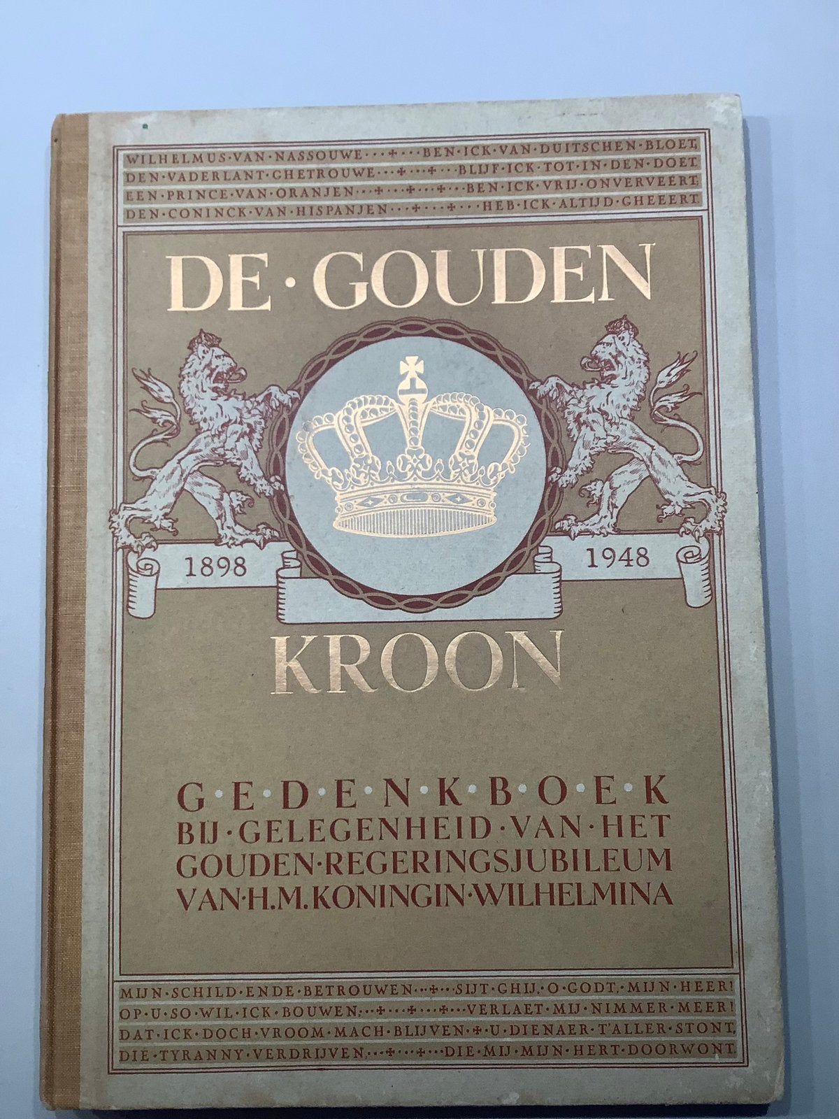 De Gouden Kroon gedenkboek over Koningin Wilhelmina 1948, Verzamelen, Koninklijk Huis en Royalty, Ophalen of Verzenden, Gebruikt