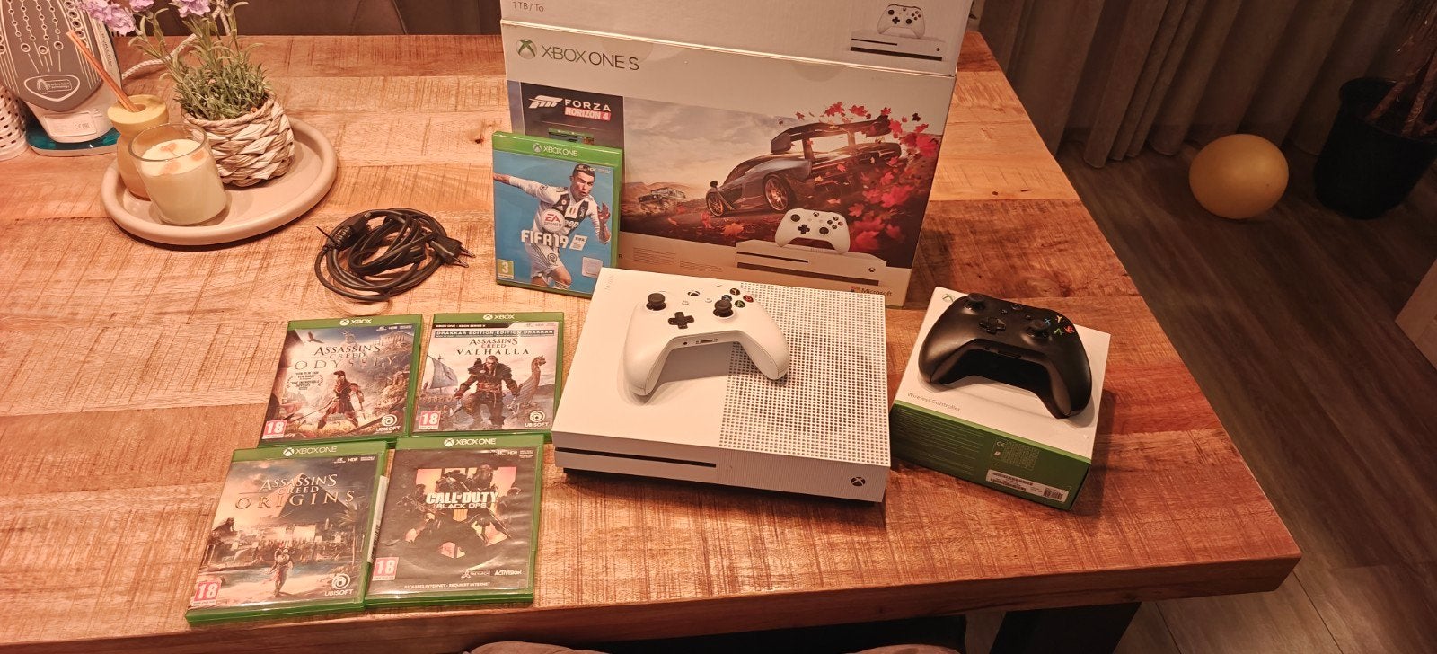 Xbox One S 1tb met 2 controllers en 5 games, Online, Zo goed als nieuw, 3 spelers of meer, Vanaf 7 jaar