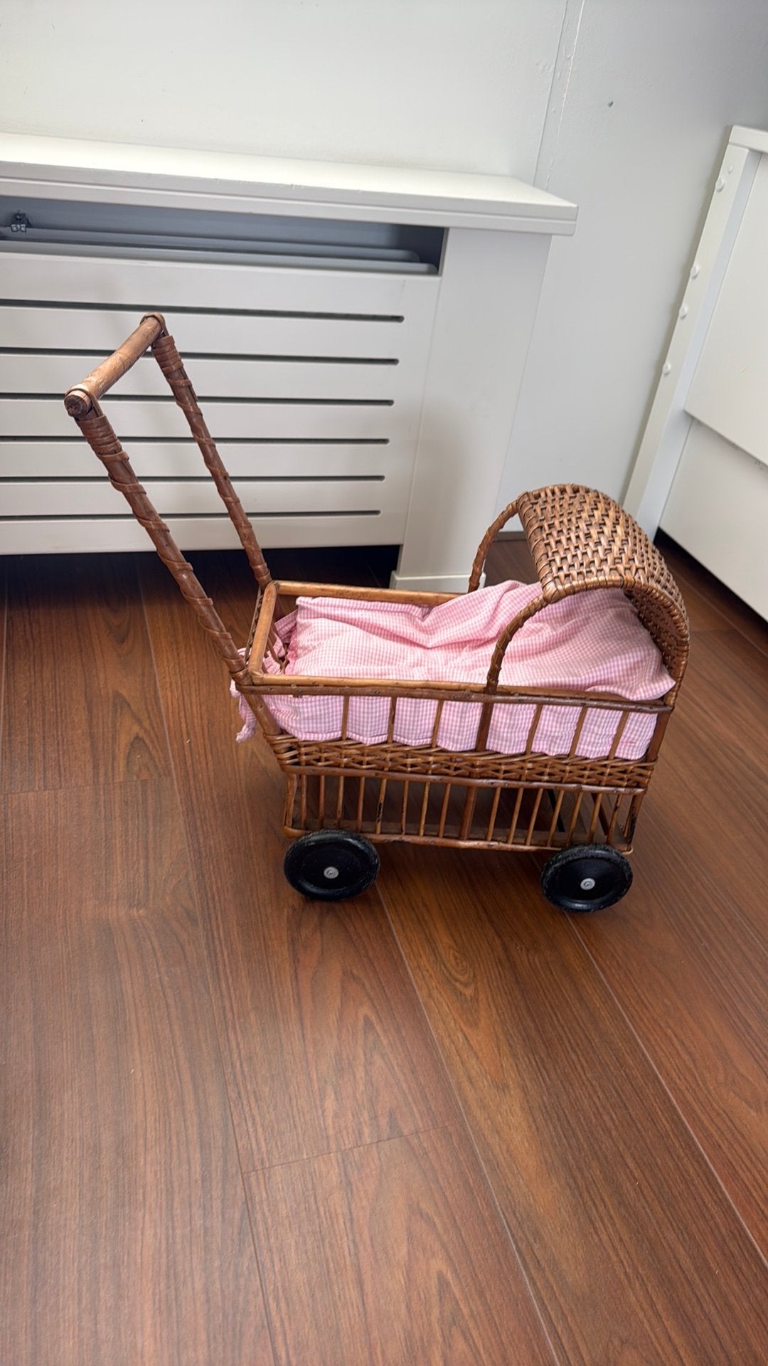 Mooie ouderwetse poppenwage wandelwagen, Ophalen, Babypop