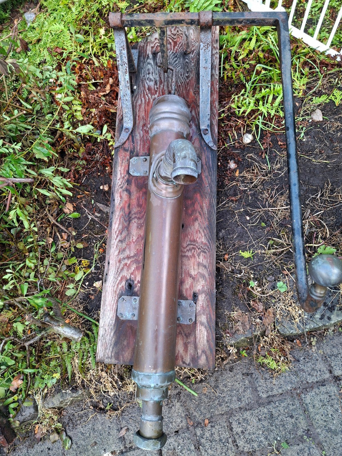 Antieke waterpomp met houten plank, Antiek en Kunst, Ophalen of Verzenden