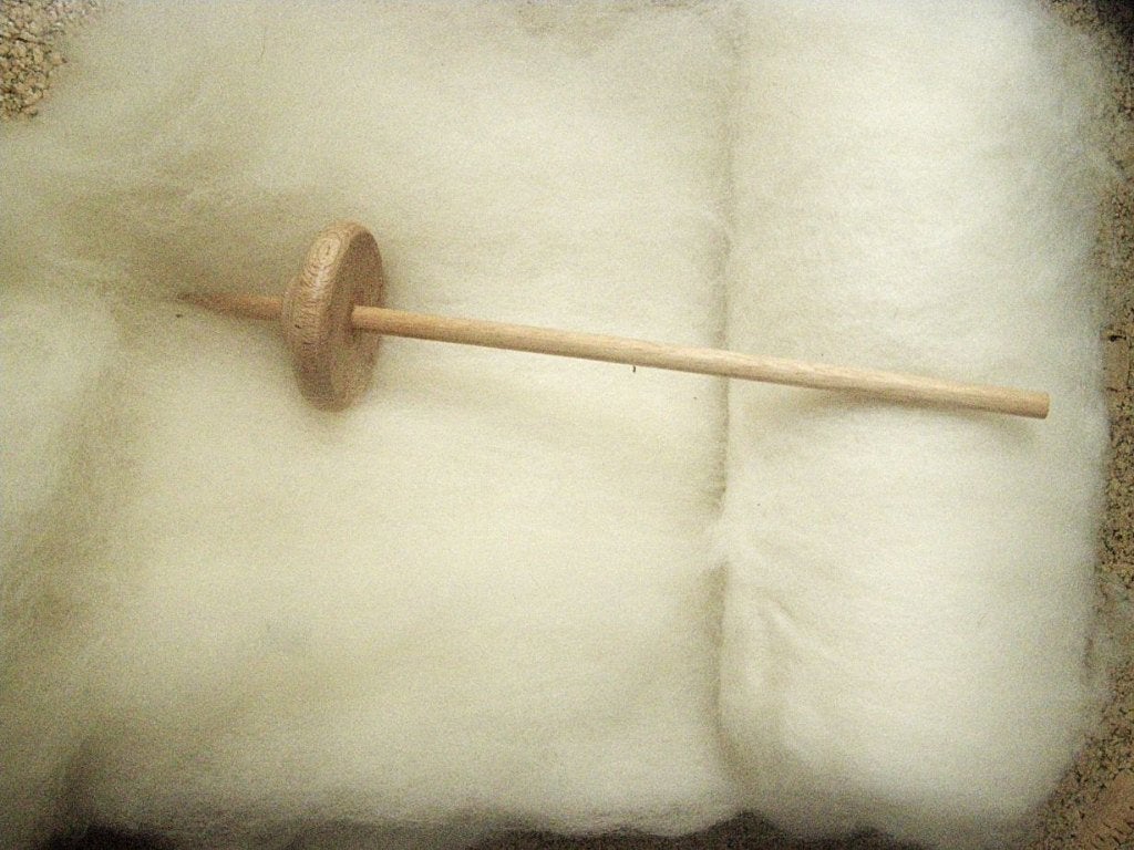 Spintol met een bat gekaarde lange wol schapenwol spinnen, Hobby en Vrije tijd, Ophalen of Verzenden, Nieuw, Spinwol
