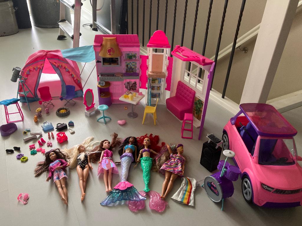 Barbie spullen auto huis tent, Kinderen en Baby's, Speelgoed | Poppen, Ophalen, Gebruikt, Barbie