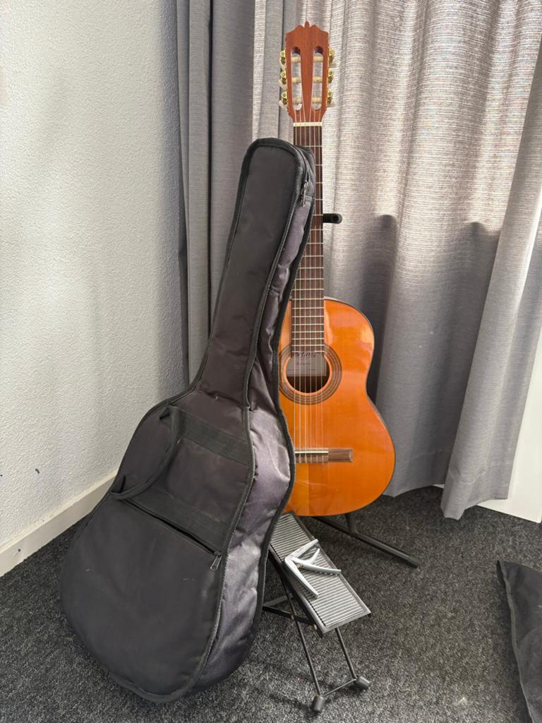 Martinez Gitaar met voetensteuntje, Capo en gitaarstandaard, Muziek en Instrumenten, Snaarinstrumenten | Gitaren | Akoestisch