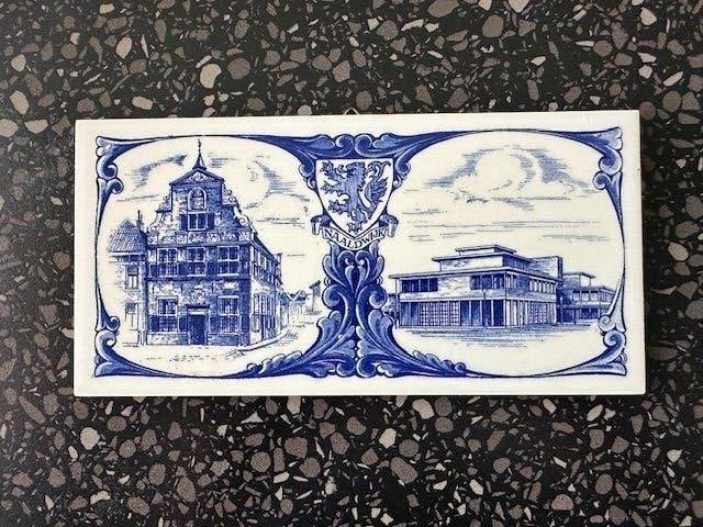 Fraai tegeltje van NAALDWIJK Westland gemeentehuis., Antiek en Kunst, Ophalen of Verzenden