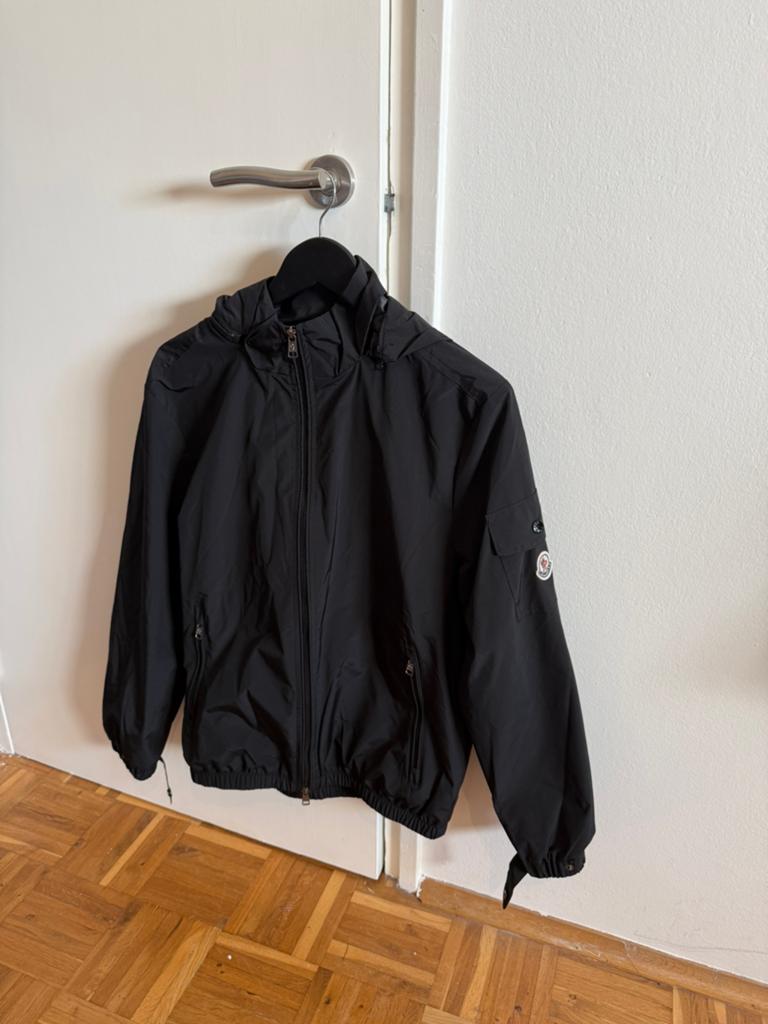 Moncler zomerjas - maat M, Ophalen of Verzenden, Zo goed als nieuw, Maat 48/50 (M), Zwart