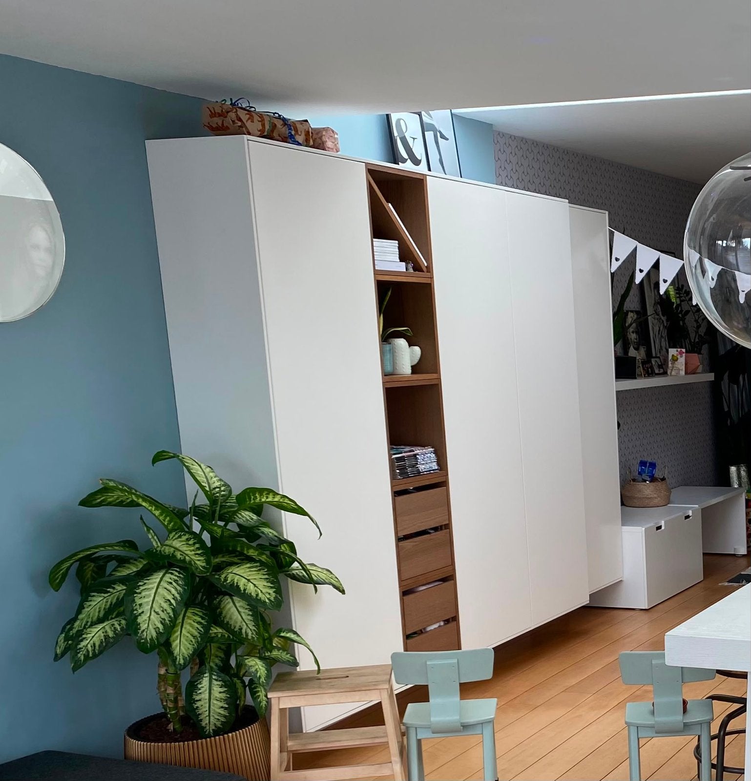 Grote IKEA kast (4 delen) totaal B:220 X H: 200 X D: 37 cm., Ophalen, Zo goed als nieuw