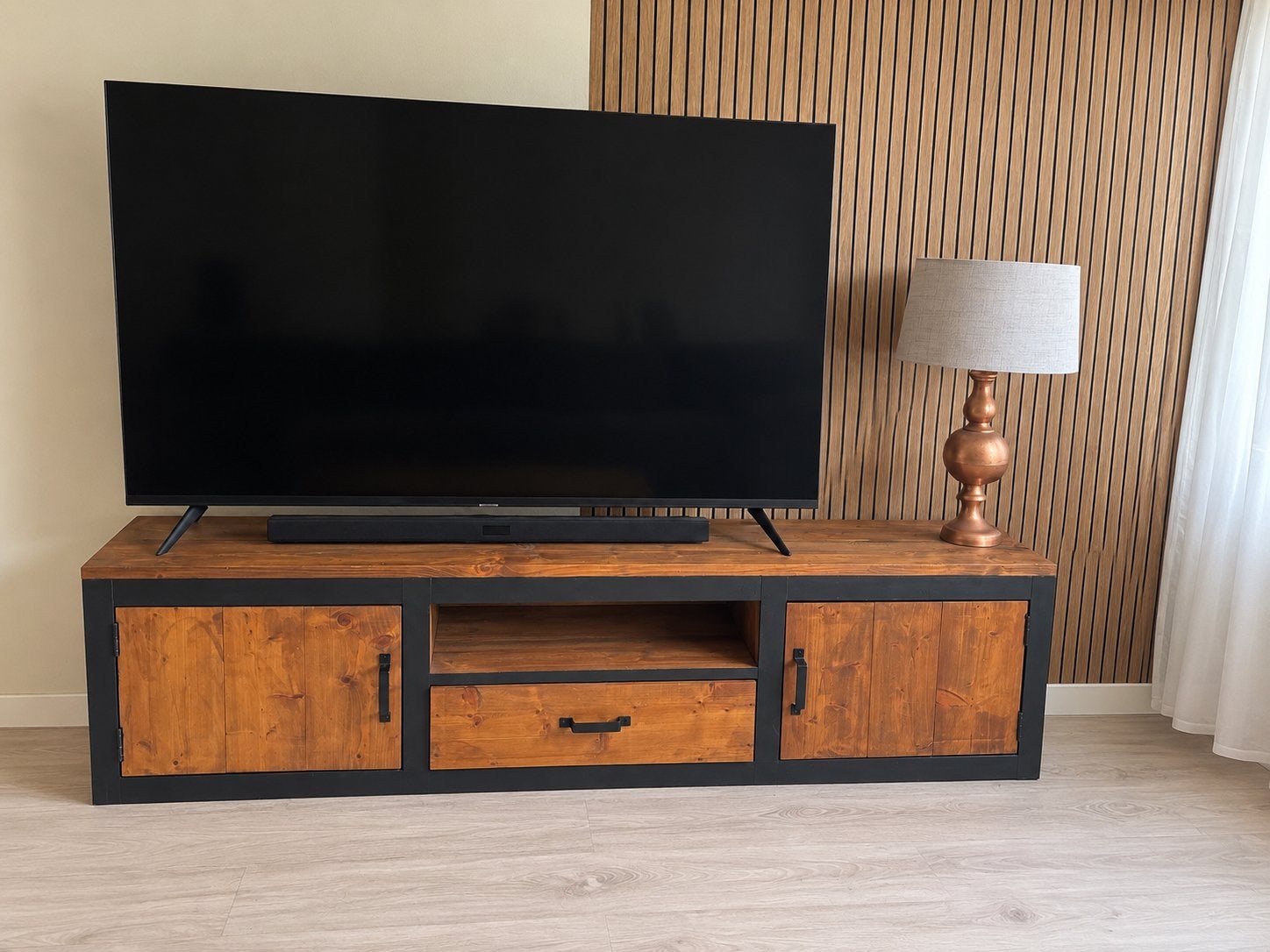 Robuust houten tv-meubel - 190x40x50 cm, Ophalen, Gebruikt, 150 tot 200 cm, Minder dan 100 cm
