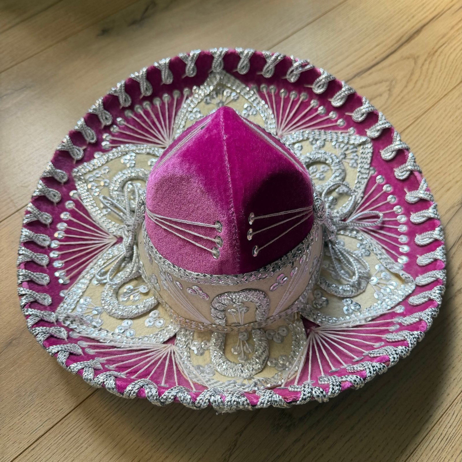 Mexicaanse Sombrero - Roze/Fuchsia - Prachtig Versierd, Ophalen of Verzenden, Zo goed als nieuw, Hoed