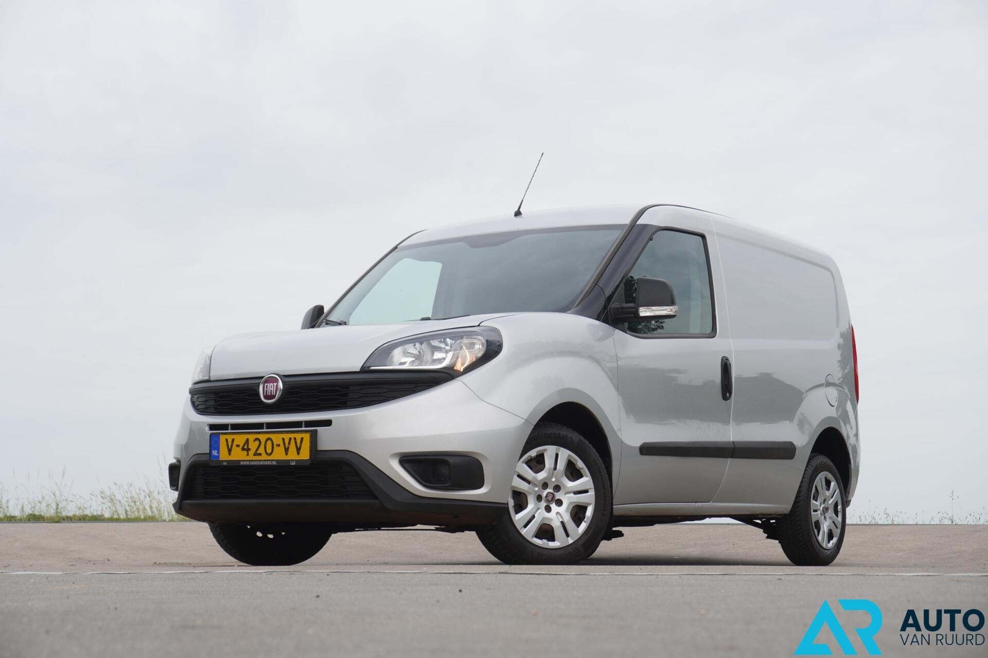 Fiat Doblo Cargo 1.3 MJ L1 * Airco * Cruise control * Euro 6, Auto's, Bestelauto's, Voorwielaandrijving, Stof, Gebruikt, Bedrijf