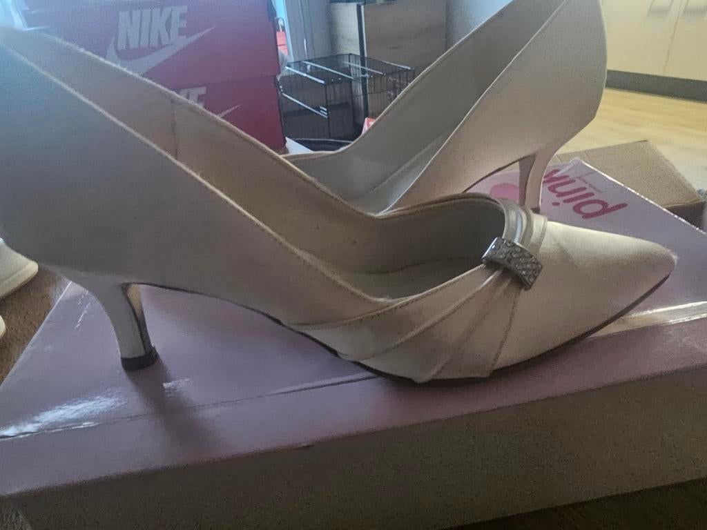 Elegante crèmekleurige pumps met strass detail, Pumps, Beige, Ophalen of Verzenden, Onbekend