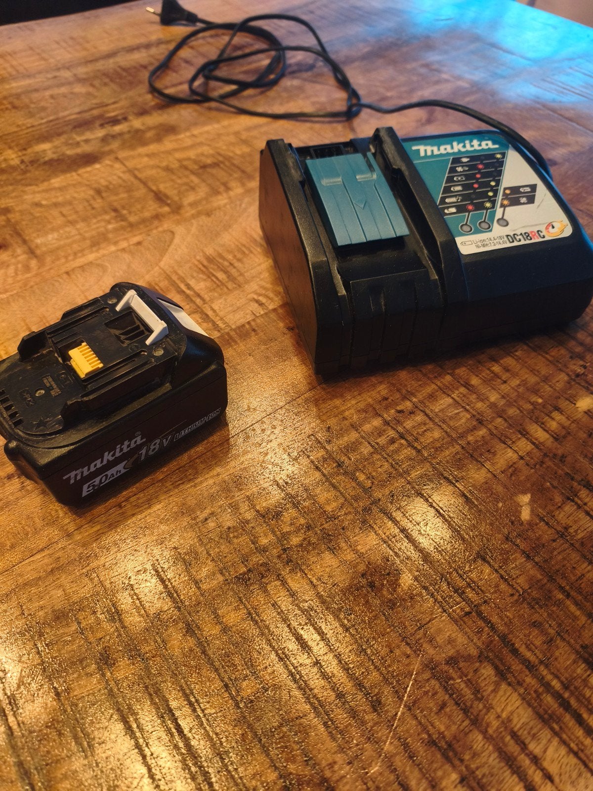 Makita 5ah accu met snellader, Ophalen of Verzenden, Gebruikt, Boor- en Schroefmachine